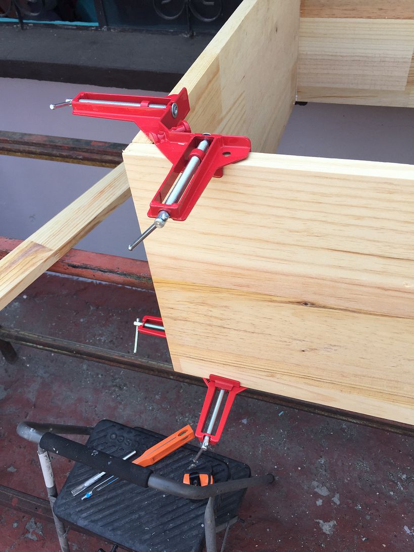 Escogi una madera de pino para el trabajo.