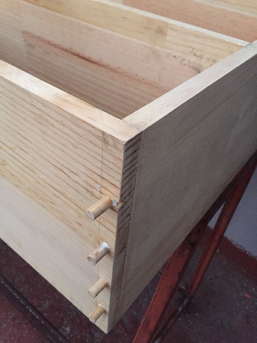 y cubri los huecos con taquetes de madera.
