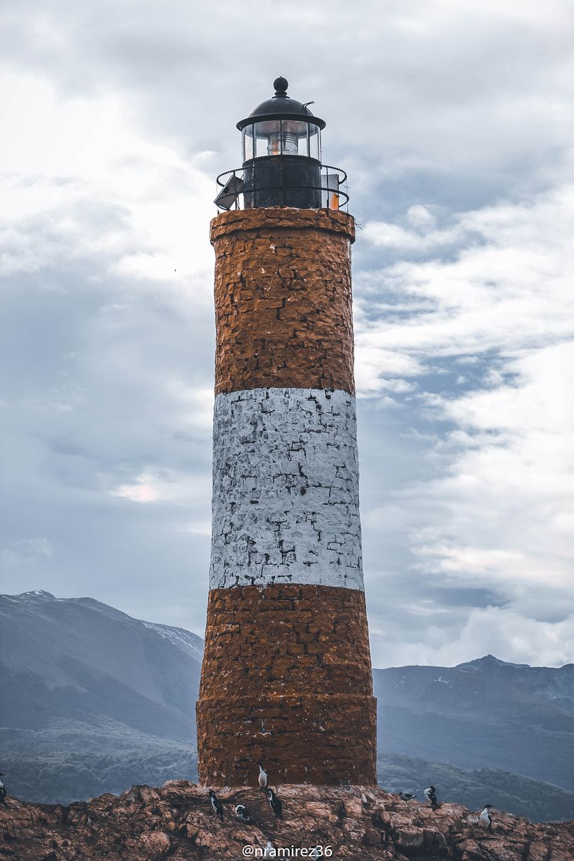 El faro Les Éclaireurs ('Los iluminadores', en francés) emplazado en el canal Beagle, Ushuaia, Tierra del Fuego, Argentina