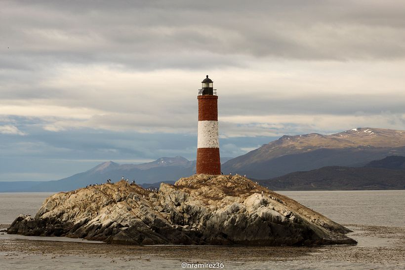 El faro Les Éclaireurs ('Los iluminadores', en francés) emplazado en el canal Beagle, Ushuaia, Tierra del Fuego, Argentina