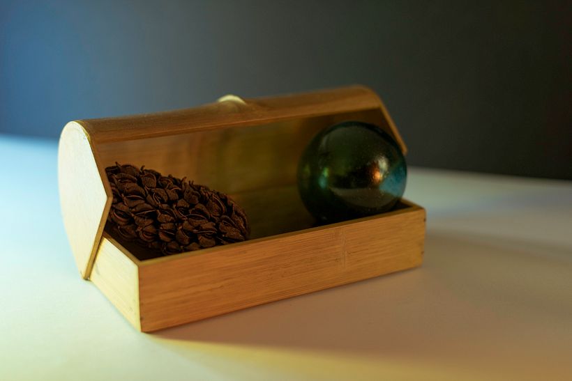 Estudio de separación de tonos con luz natural y flash con difusor a la izquierda y reflector cálido a la derecha.