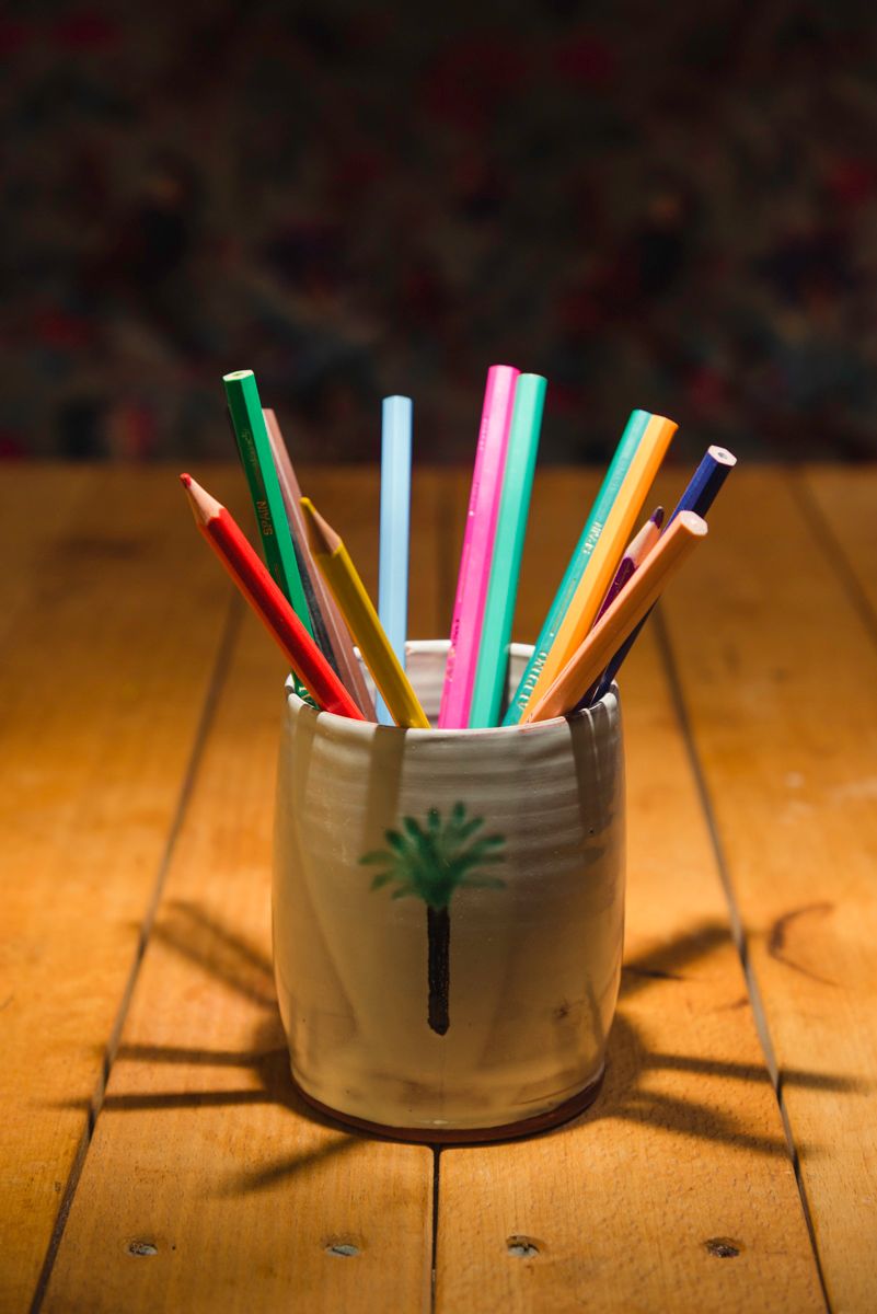 Estudio con luz dura cenital y segundo flash rebotado para rellenar sombras.