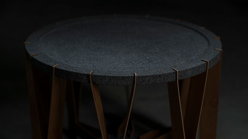 Mesa Xochitl. Contrachapado de maple con teca y piedra volcánica.. Foto DWM