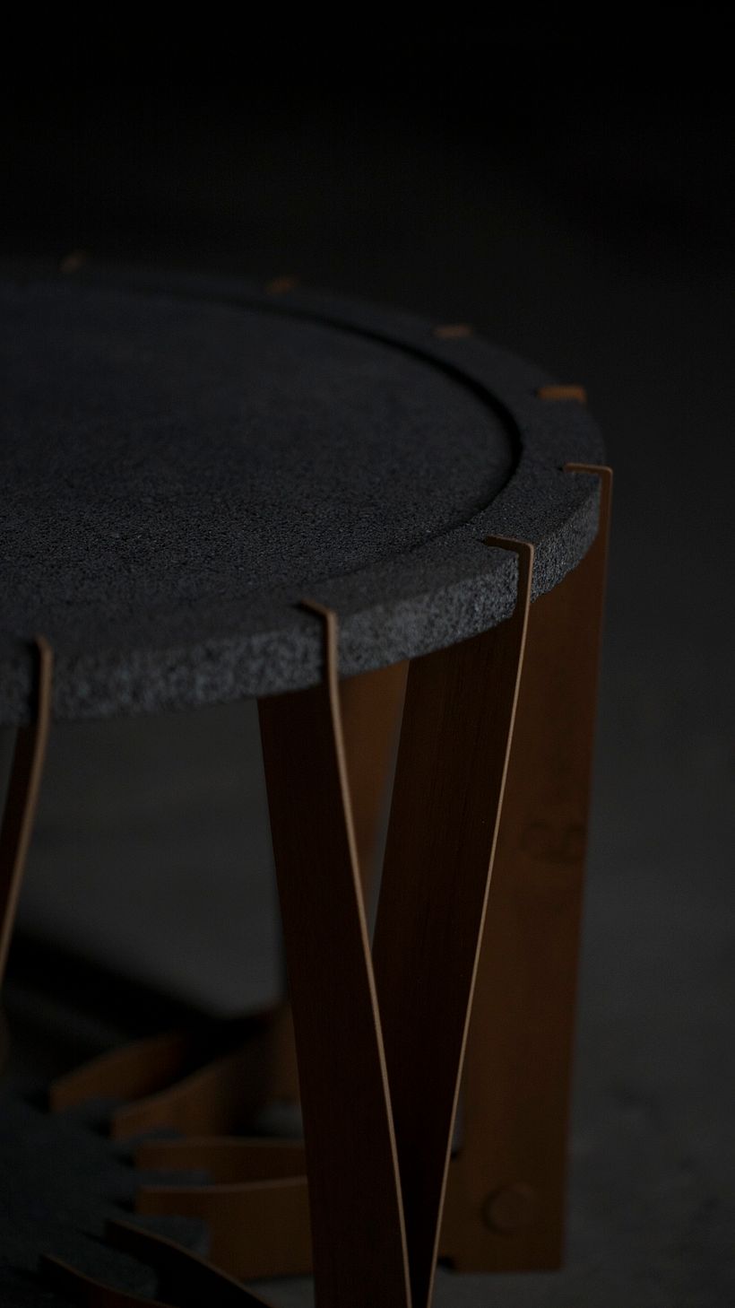 Mesa Xochitl. Contrachapado de maple con teca y piedra volcánica.. Foto DWM