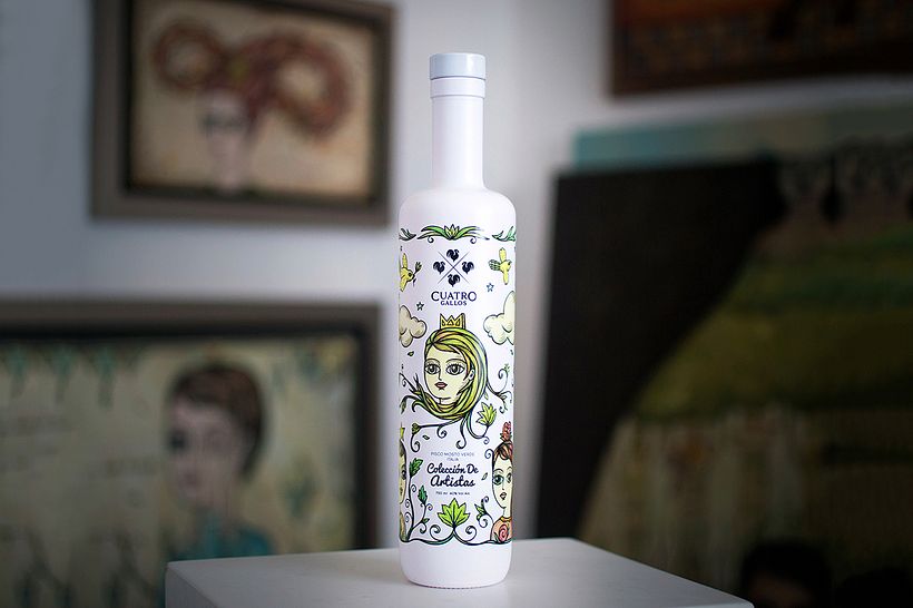 Botella de artista - Pisco Cuatro Gallos 3