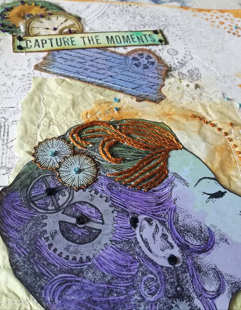 bordado experimental sobre papel de aguarela trabalhado com técnicas de carimbos e pintura a aguarela e distress ink