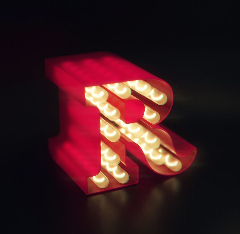 Esta 'R', aunque no muy distinta a la de cualquier fuente 'estándar' fue bocetada y vectorizada desde cero.