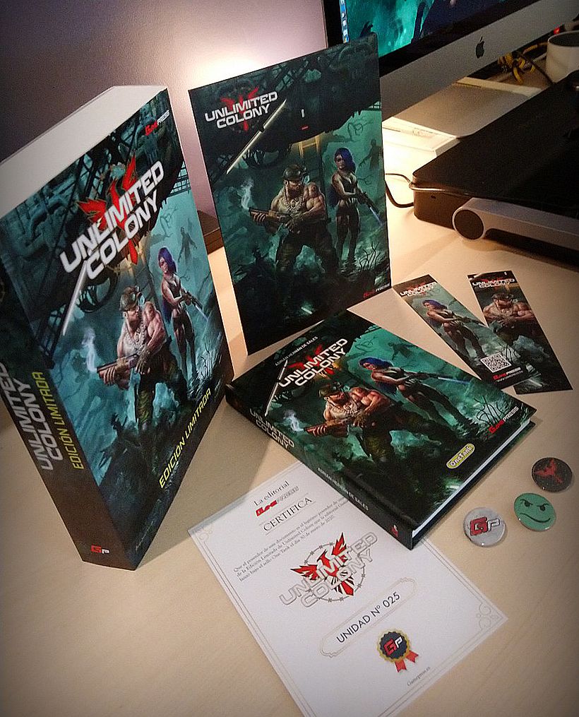 La edición limitada con marcalibros, ilustración impresa en metacrilato, certificado, chapas, caja contenedora y libro.