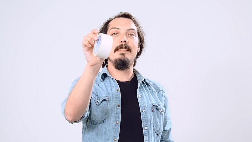 Consigue un poco de cinta aislante