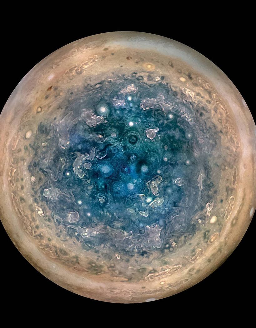 Foto: NASA / JPL / Caltech / sWRl / MSSS. Edición: Betsy Asher y Gervasio Robles