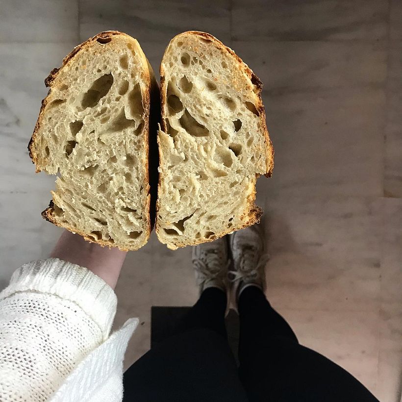Pan de trigo blanco. Miga alveolada y corteza extra crujiente. 