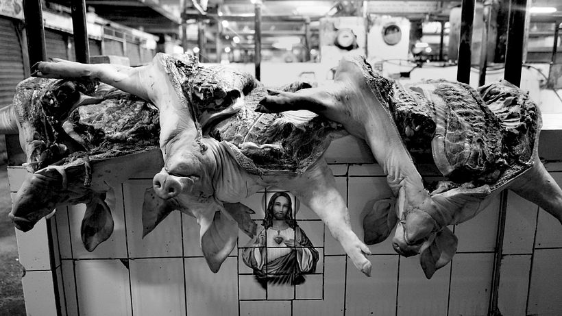 Unknown.-La gente de los mercados se prepara por la noche para tener su producto listo ante la contingencia del Covid-19