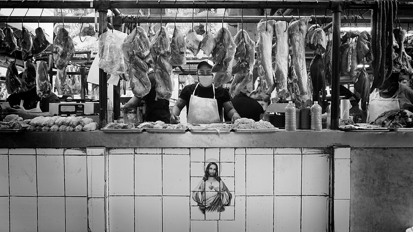Unknown.- Carnicero preparando la venta en plena contingencia de Covid-19. Insumos necesarios.