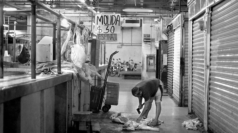 Unknown.- Carnicero preparando la venta en plena contingencia de Covid-19. Insumos necesarios.