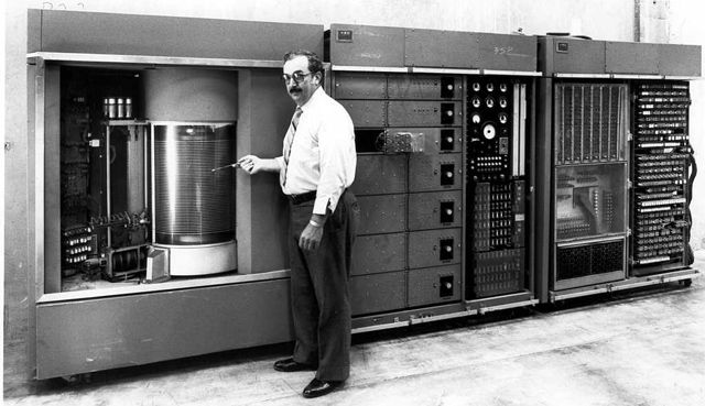 El IBM 350 RAMAC, ordenador que contenía el primer disco rígido. IBM