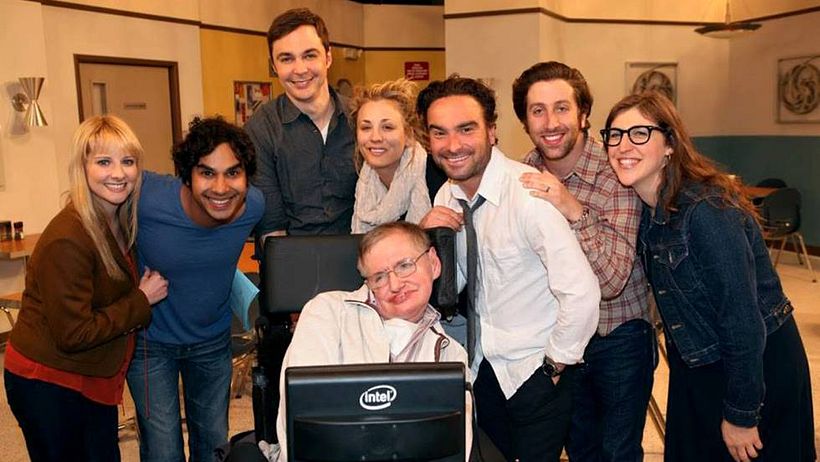 El reparto con el científico Stephen Hawking. The Big Bang Theory