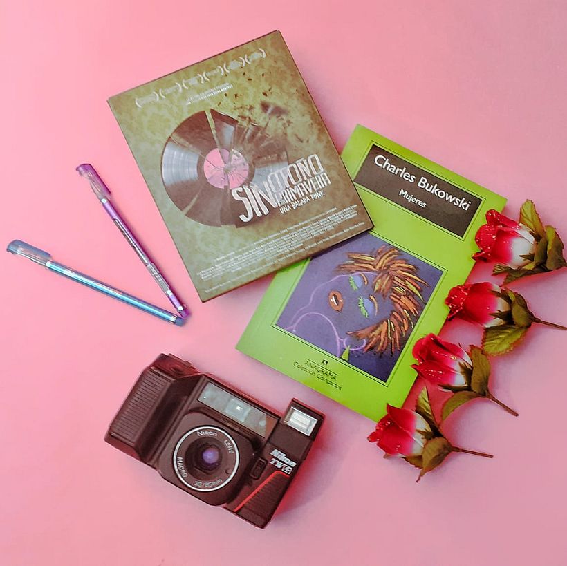 Post de instagram en mi cuenta personal, flatlay que describe el lado femenino que poseo. 