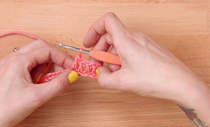 Cómo hacer un punto raso y un punto de cadena con crochet 4