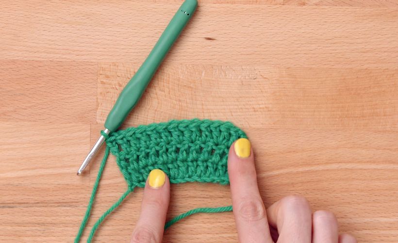 Cómo hacer un punto raso y un punto de cadena con crochet 6