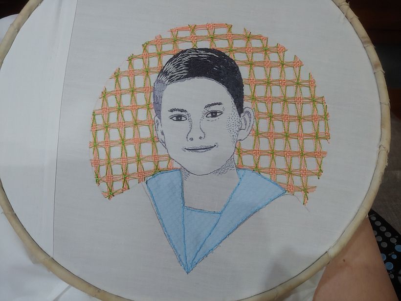 NIÑO FELIZ: He bordado una foto de mi hijo que me encanta por su expresión de felicidad.  6