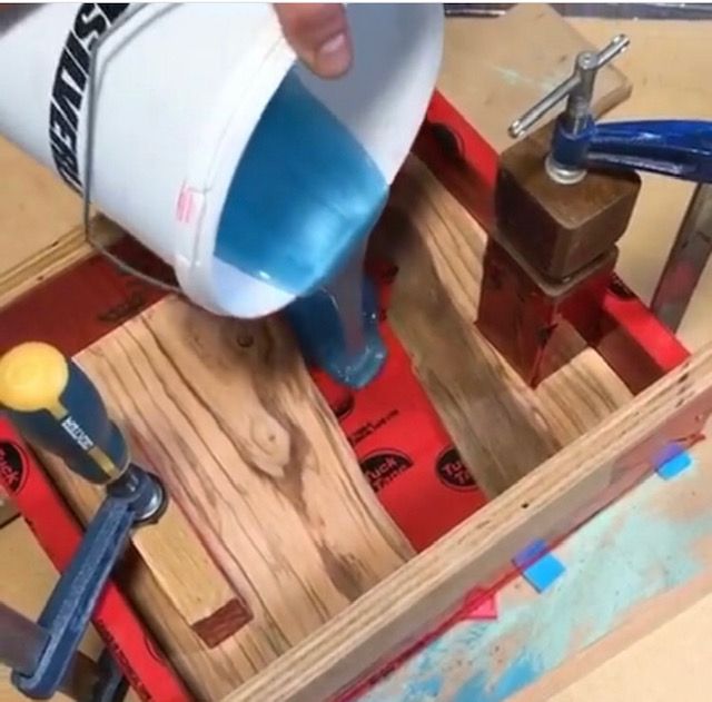 Vertido de la resina en el molde