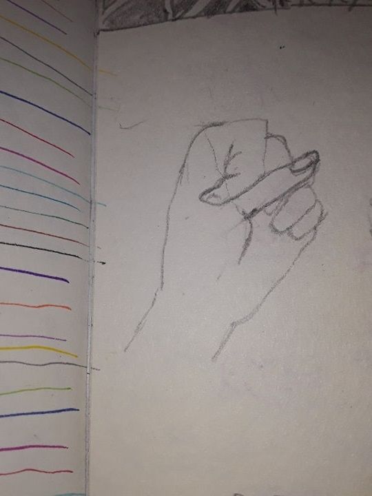 Otra mano, estas vez empuñada.
