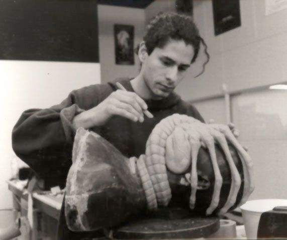 José Fernández modelando un face-hugger para Alien 3. Ironhead Studio