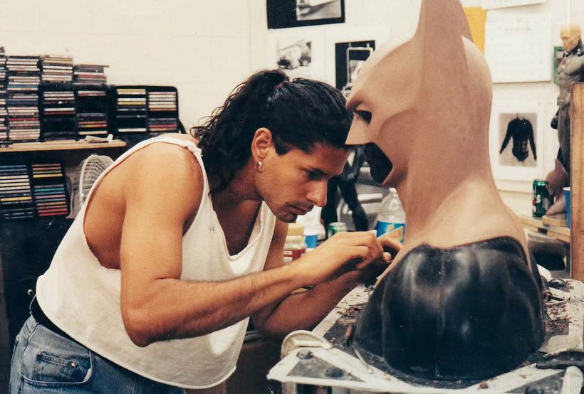 José Fernández modelando traje de Batman Returns. Ironhead Studio