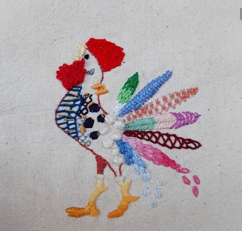 Gallito en crea con hilos de bordar y lana