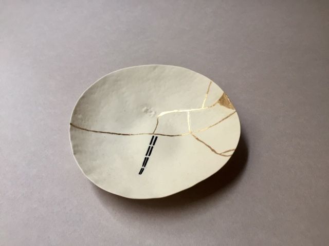 pieza en porcelana de autor restaurada con kintsugi