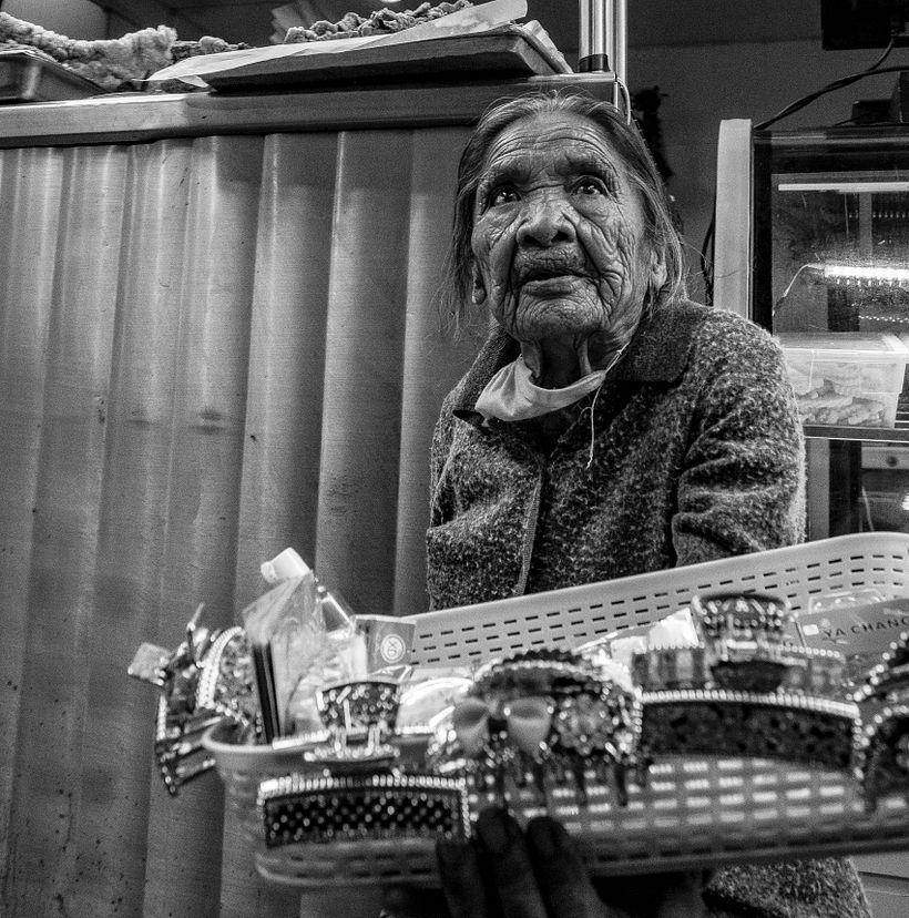 Anciana vendedora en el mercado de San Pedro Cholula, Puebla./ Elderly vendor in the market of San Pedro Cholula