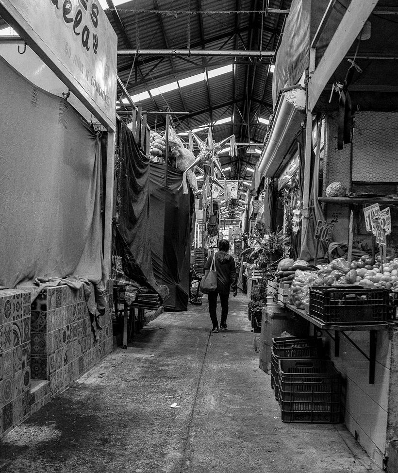 Por la baja demanda muchos comercios han cerrado definitivamente./ Due to low demand, many stores have closed for good.