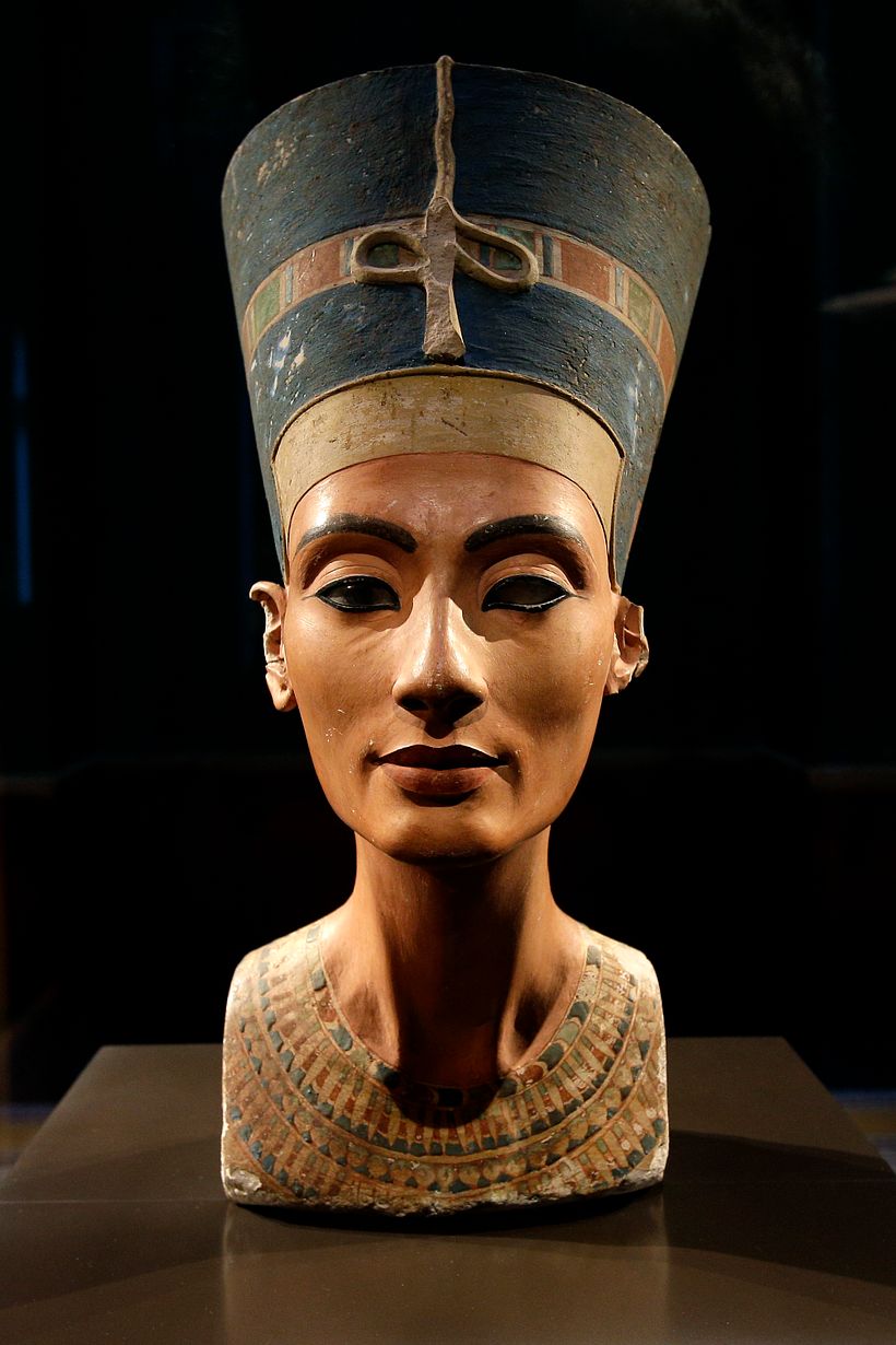 O busto de Nefertiti: azul na coroa e nas pedras preciosas. Crédito: Neues Museum