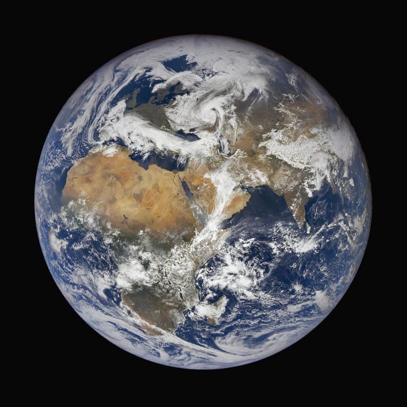 Photograph of the Earth at 1.4 thousand kilometers, from the DSCVR Satellite. POT