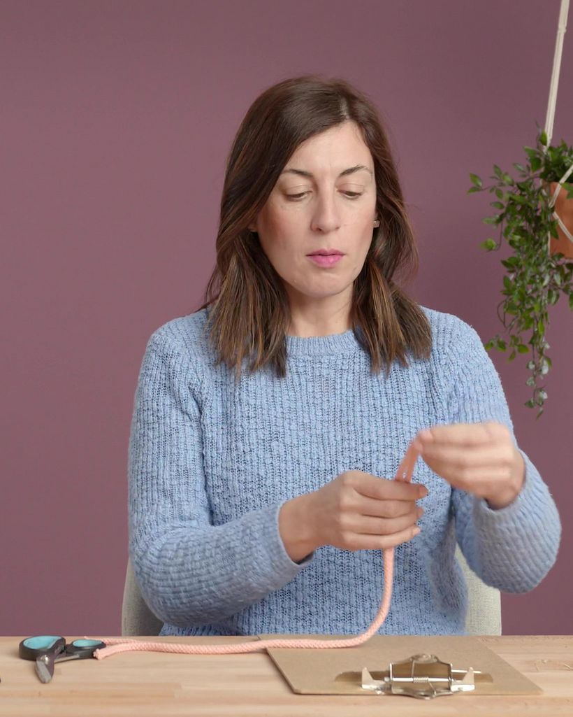 Belén starts by choosing the length of her rope