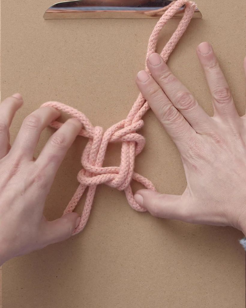 Knot the three petals like this