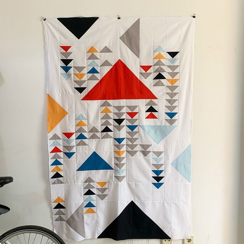 Este es uno de mis primeros trabajos que he realizado. Una colcha de 65x75" en divertidos colores.