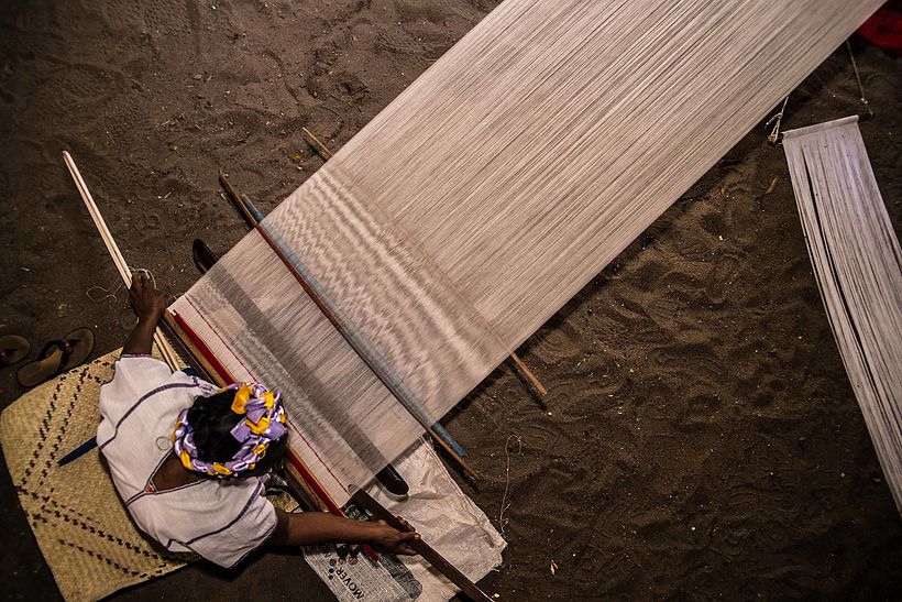 Tejedora mexicana en telar de cintura. Jesús Tenorio Simón