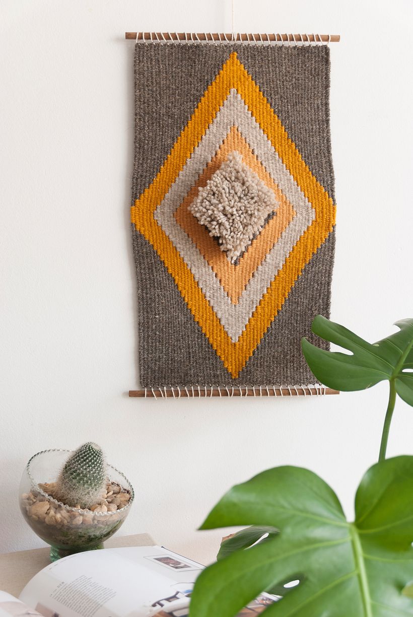 Tapiz Equilibrio tejido totalmente con lana rústica y detalle de volumen en nudo rya