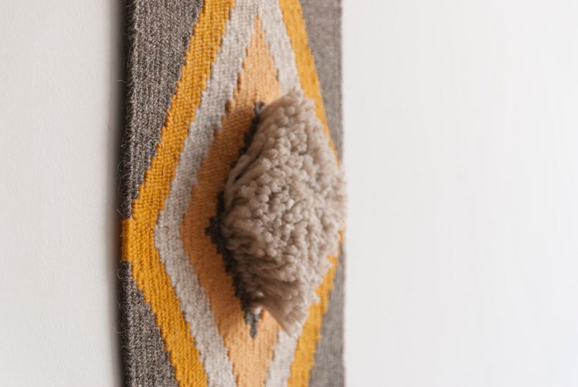 Tapiz Equilibrio tejido totalmente con lana rústica y detalle de volumen en nudo rya