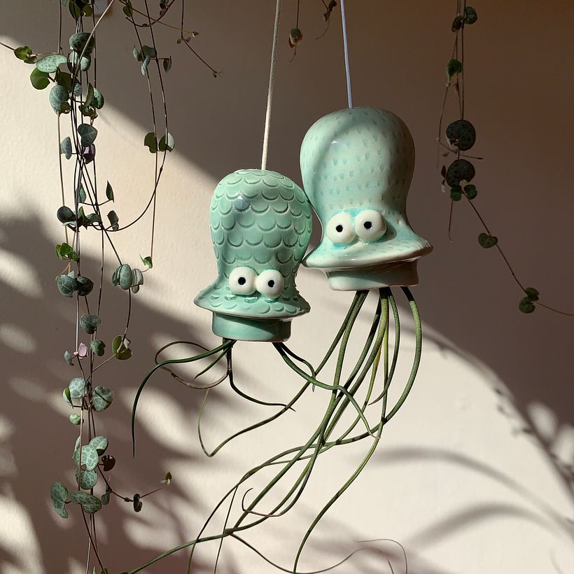 Pulpos terminados en azul cielo y celadon con plantas de aire