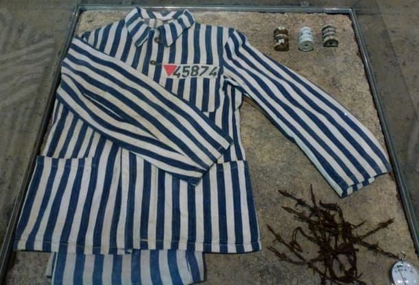 Triângulos de cores diferentes foram usados pelos nazistas para designar o motivo da prisão de suas vítimas