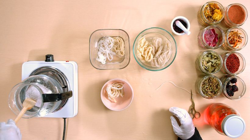 Coloque o pigmento e o tecido em uma tigela com água fervente