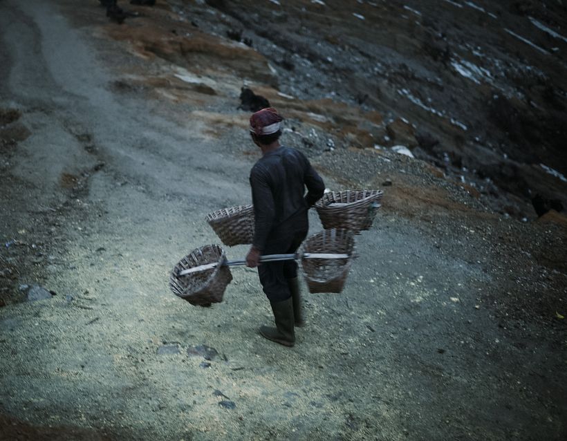 Trabajadores de la mina de azufre Ijen 2