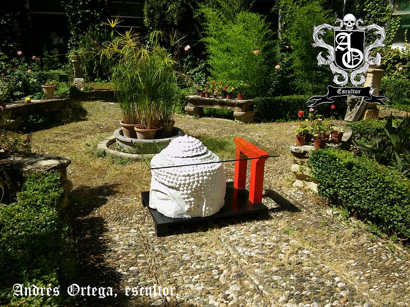 Mesa de centro inspirada en las religiones dharmicas.