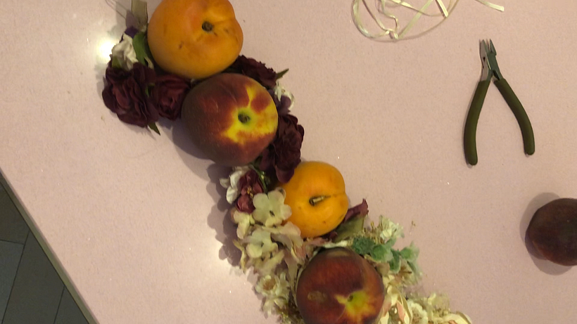 Corona realizada a mano con flores y melocotones