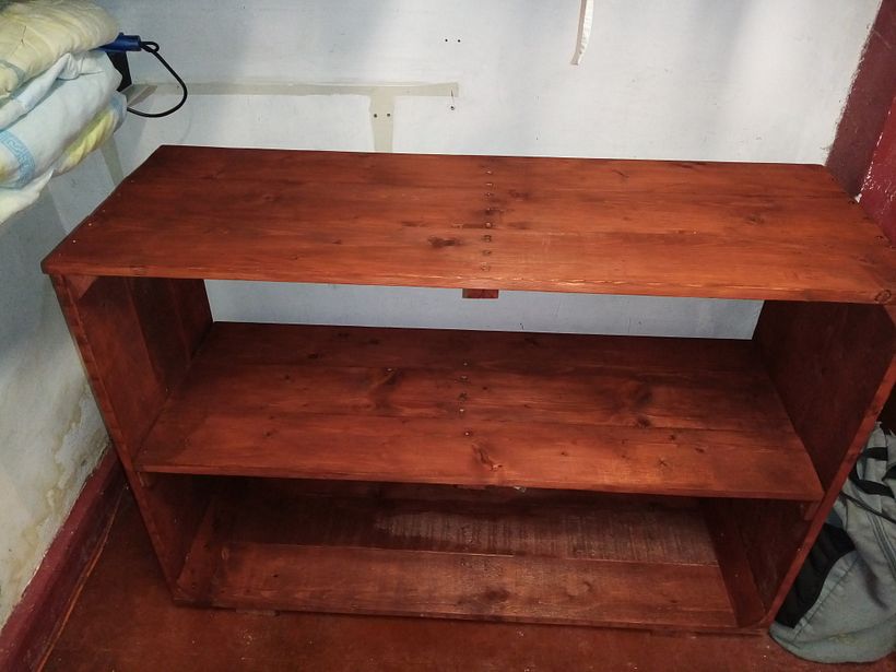 Mueble de madera picado ensamblado y acabado con herramientas manuales tales como hoja de cierra, destornillador manual, pliegos de lijas con un taquito de madera y pintado con brocha(por no poseer herramientas pero si muchas ganas de crear   0