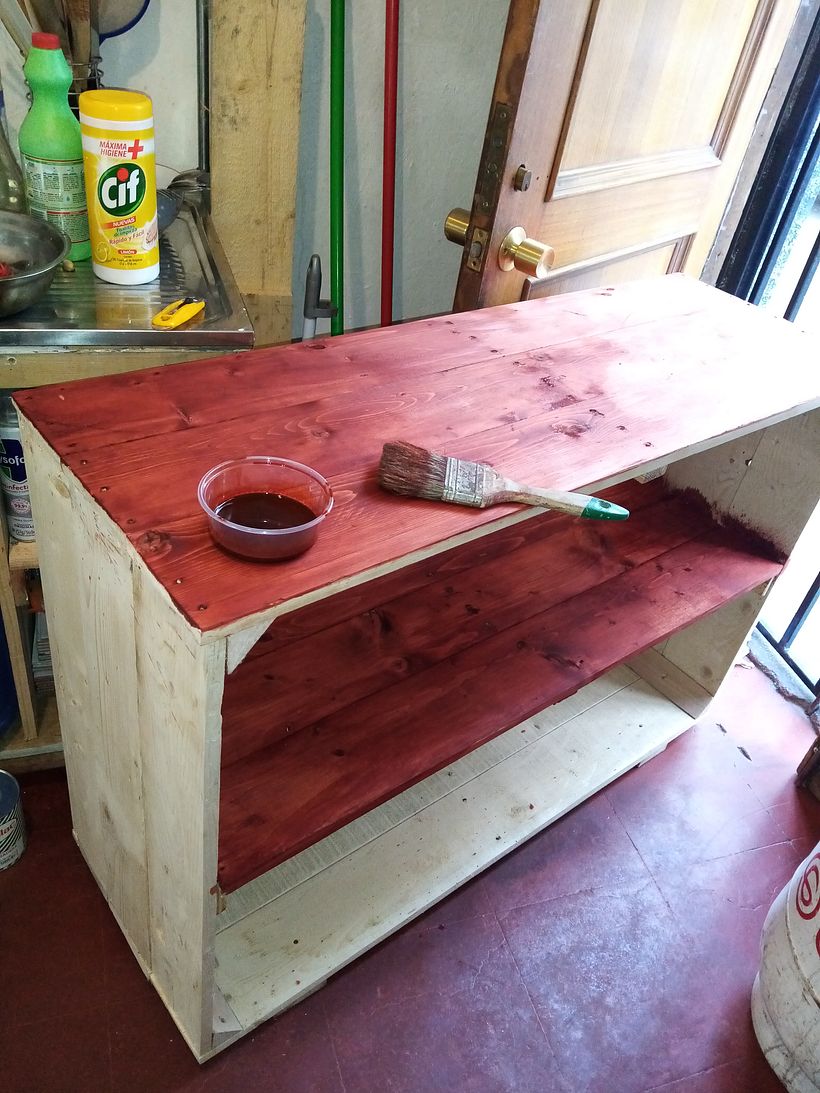 Mueble de madera picado ensamblado y acabado con herramientas manuales tales como hoja de cierra, destornillador manual, pliegos de lijas con un taquito de madera y pintado con brocha(por no poseer herramientas pero si muchas ganas de crear   1