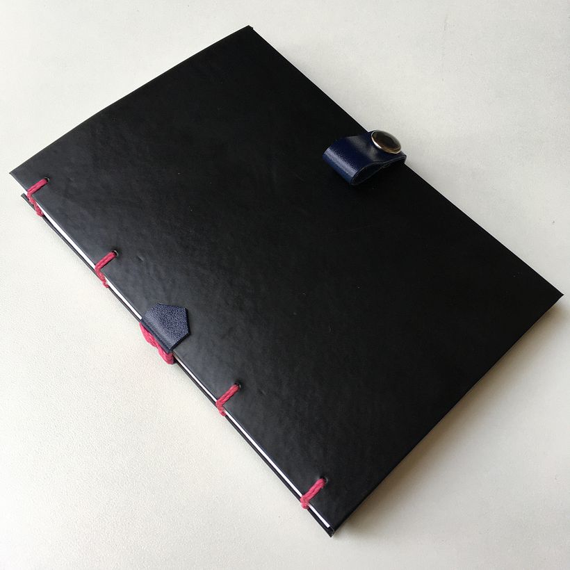 Sketchbook con costura copta y nervio doble. 1