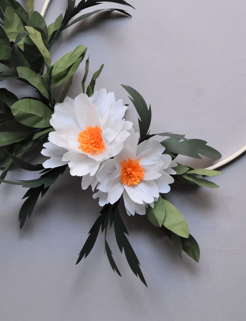 Paper flower hoop wreath: 2 white flowers 0